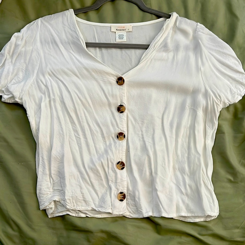 White button down slightly cropped shirt! Size L